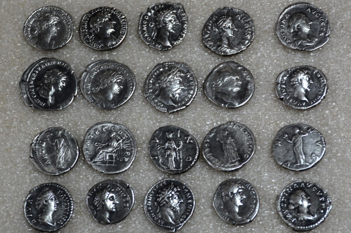 серебряные монеты из клада в Болгарии
