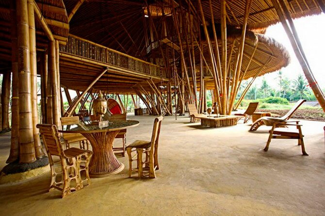 Школа из бамбука в Индонезии