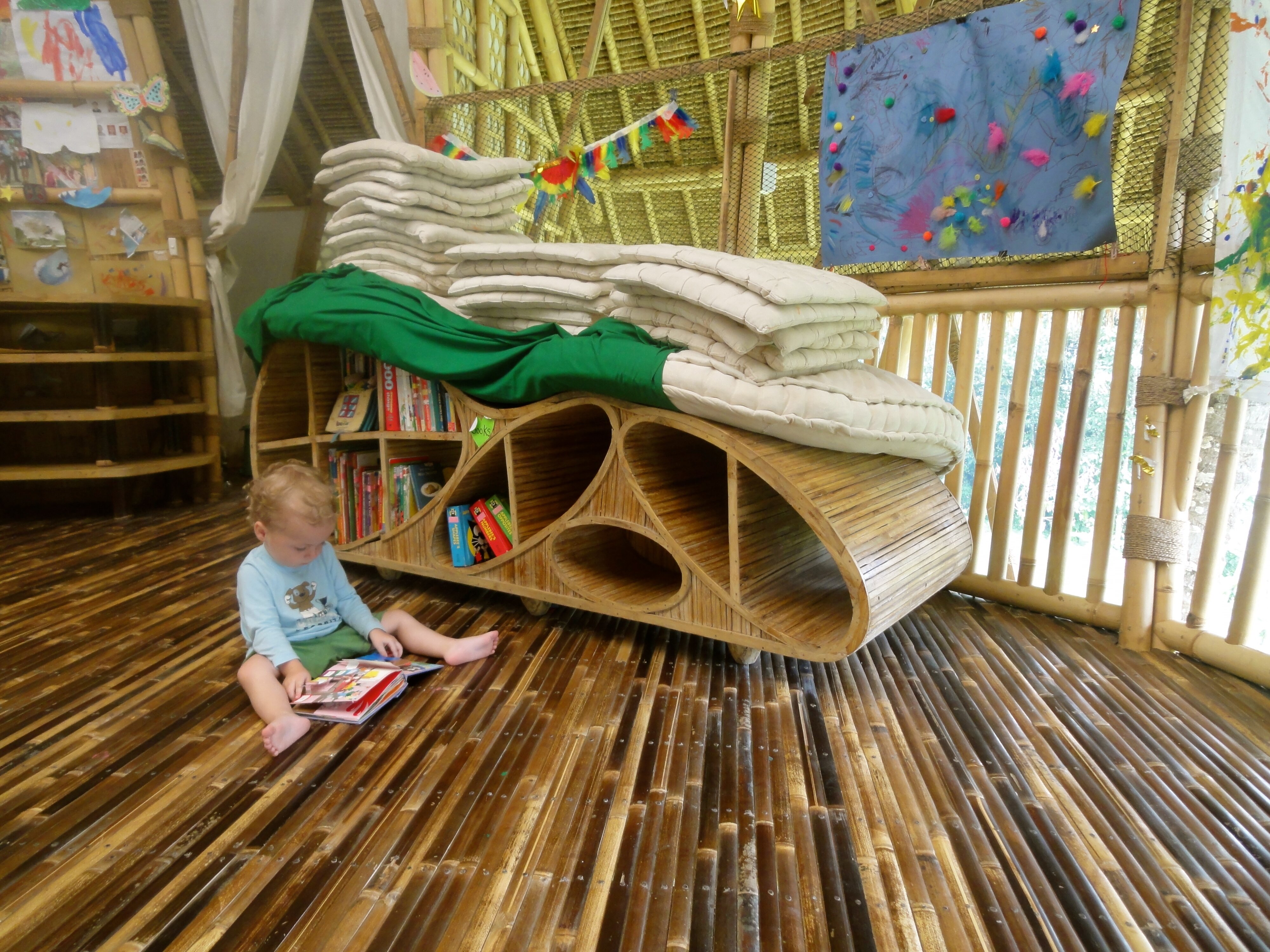 Школа из бамбука в Индонезии
